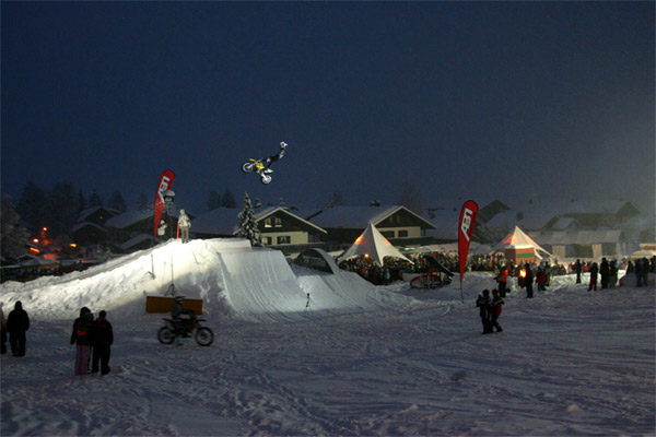 FMXer bei der Night On Snow.  Foto: styleandsport