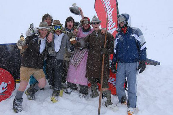 In Feierlaune - Die Sieger des Volvo X Over Ride 2008 im DC Central am Kitzsteinhorn. Foto: Veranstalter