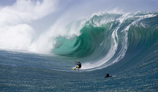 Shane Dorian auf Tahiti bei seinem Ride of the Year.  Foto: Tim Jones