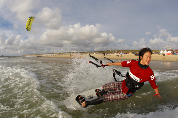 Die zweifache Deutsche Meisterin Sabrina Lutz gewann auf Sylt den Freestyle-Wettkampf gegen Susanne Brill und Nina Schumacher.  Foto: Kitesurf Trophy/ Axel Reese