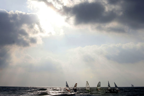 Windsurfer auf dem Wasser. Der Himmel bricht auf.  Foto: Michael Kunkel, HOCH ZWEI