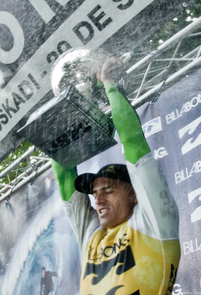 Kelly Slater feiert seinen neunten Weltmeistertitel.  Foto: Timo Jarvinen