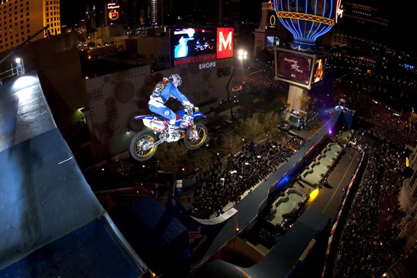 Weltrekordsprung von Robbie Maddison.  Foto: Chris Pondella