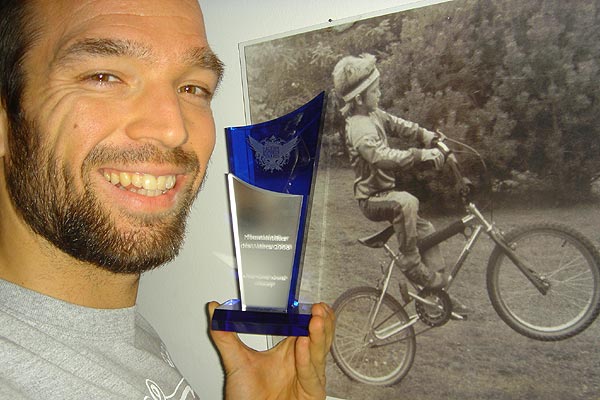 Timo Pritzel mit der Troph�e.  Foto: Privat