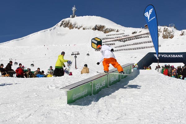 Boarder k�sst die Rail.  Foto: Paco