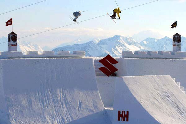 Zwei der neun Freeski-Ritter �ber der Schneeburg.  Foto: Daniel Schiessl