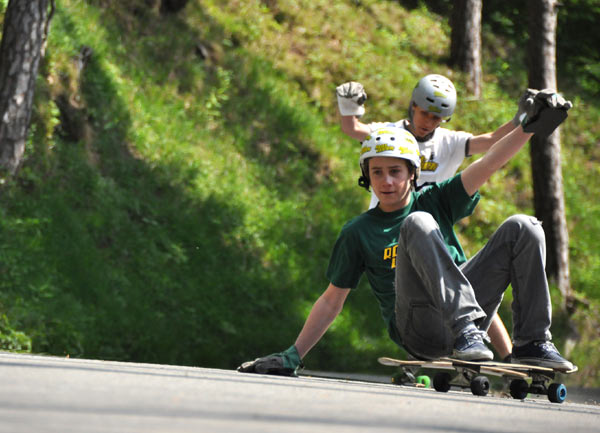 Julian Roth und Nico Altwegg beim sliden.  Foto: Michael Br�nnimann