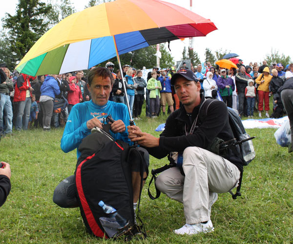 Red Bull X-Alps: Sprungli's Regenschutz.  Foto: Sophie Friedel 