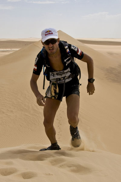 Christian Schiester �berzwingt eine D�ne.  Foto: Roland Bogensperger