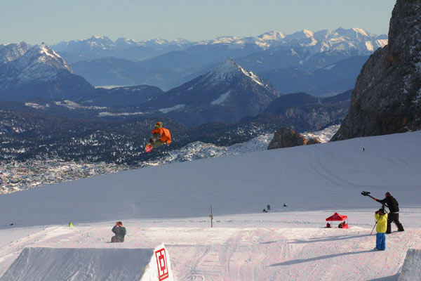 Rider Max Weikl beim Pleasure Jam 2009 am Dachstein.  Foto: Bastian B�umer