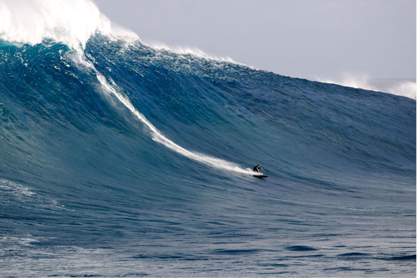 Sebastian Steudtner surft am Big Wave Spot Jaws auf Hawaii.  Foto: Eric Aeder.com/BillabongXXL
