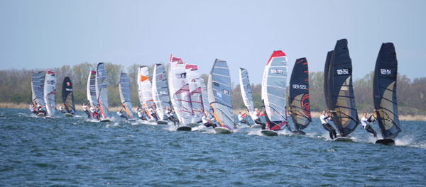 Racingstart beim Deutschen Windsurf Cup auf R�gen 2010.  Foto: Veranstalter