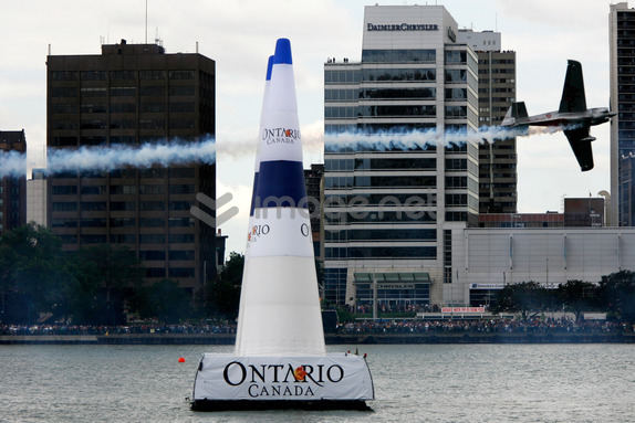 Qualifying beim Red Bull Air Race in Windsor.  Foto: 2010 Getty Images 