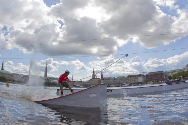 Wakeboarden auf der Innenalster.  Foto: Veranstalter