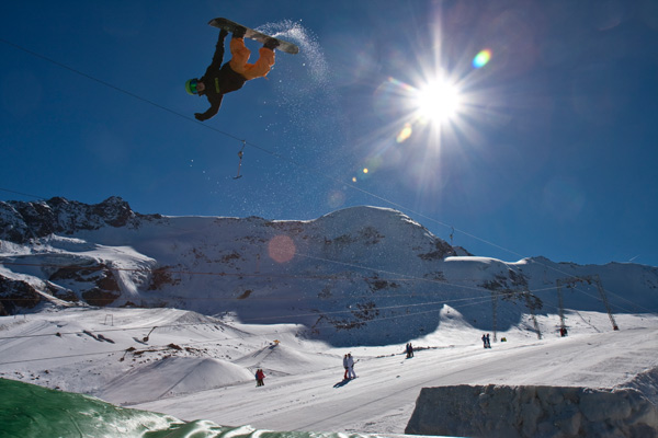 Action im Snowpark Kaunertal.  Foto: Daniel Zangerl