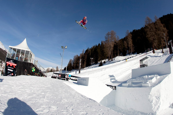 Elena K�nz (Vna) fliegt mit einem BS 360 auf den 4. Platz.  Foto: O'Neill/Philippruggli.ch