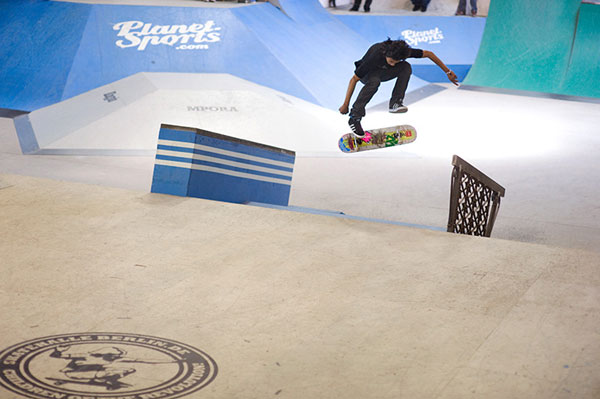 Tom Penny in der Berliner Skatehalle.  Foto: Adam-Sello