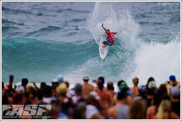Kelly Slater beim Taj Burrow to win the 2011 Quiksilver Pro Gold Coast 2011.  Foto: ASP/ Kirstin